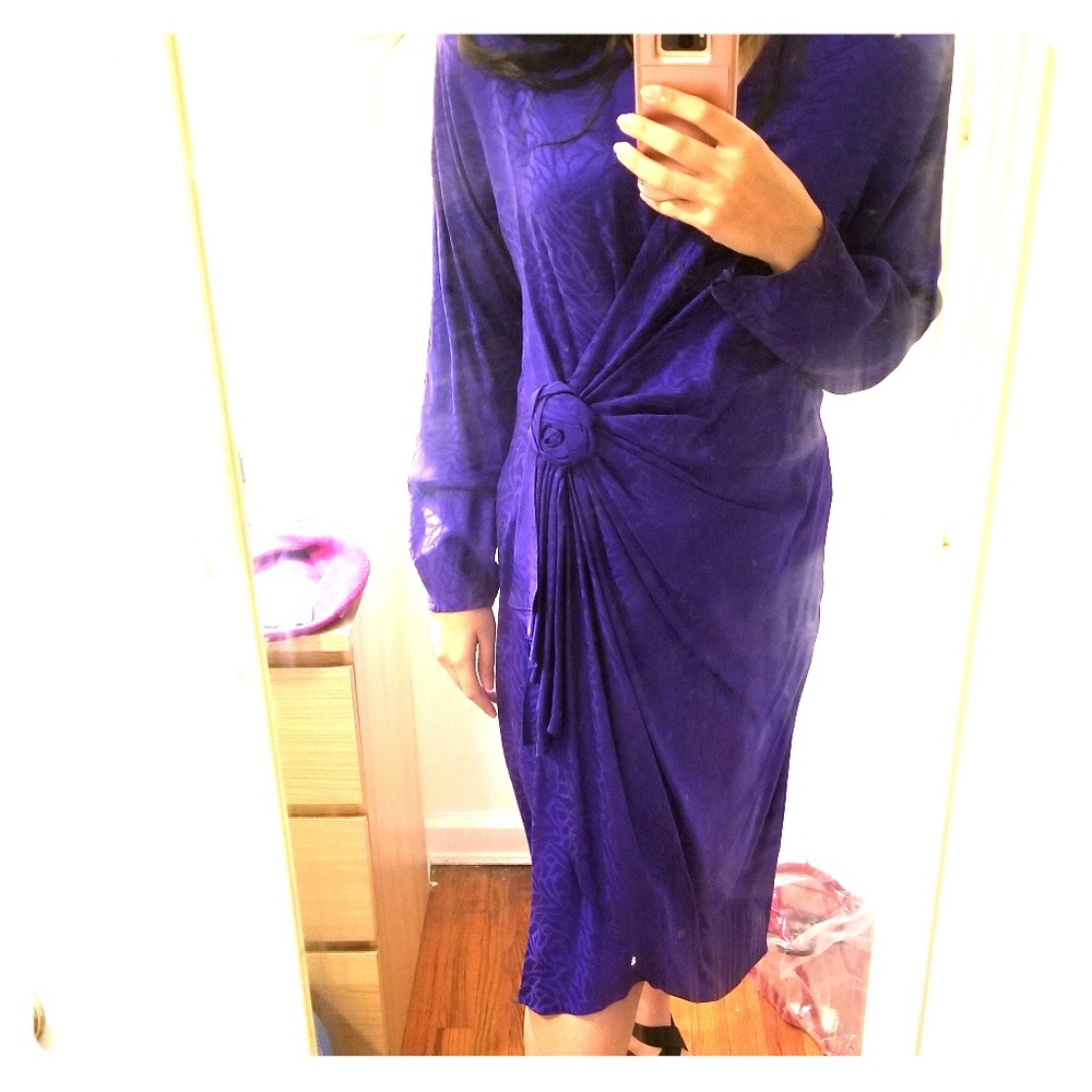 Vintage 100% silk dress that flatters your body